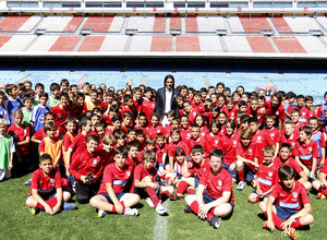 Radamel Falcao se despide de niños y niñas de la Fundación